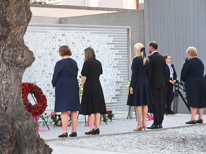 Wreath-laying at the memorial site for victims. Photo: Sven Gj. Gjeruldsen, The Royal Court
